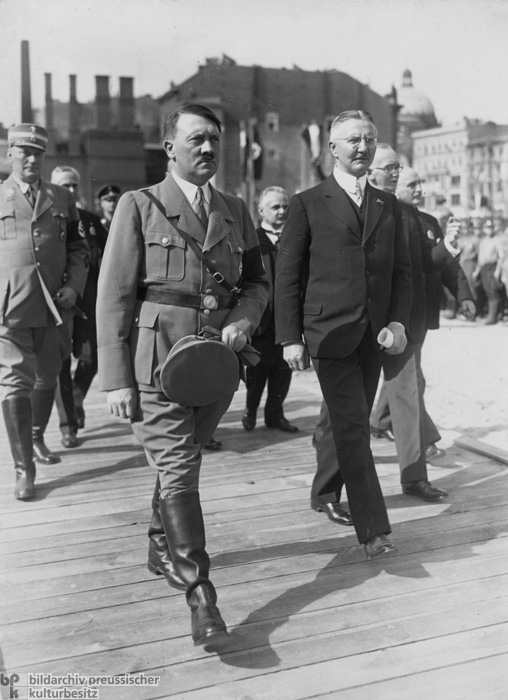 Hitler mit Reichsbankpräsident Hjalmar Schacht (5. Mai 1934)